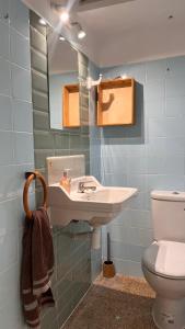uma casa de banho com um lavatório e um WC em ValenciaBeach em Mareny Blau