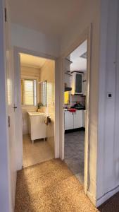 uma porta aberta para uma cozinha com um lavatório e um micro-ondas em ValenciaBeach em Mareny Blau