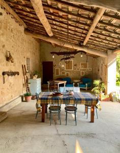 eine Terrasse mit einem Tisch und Stühlen in einem Zimmer in der Unterkunft Casa Vacanze "L'Aione" in Gambassi Terme