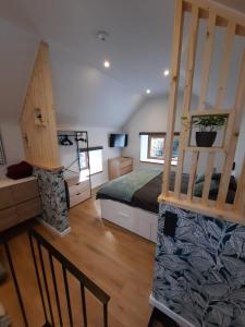 um quarto com uma cama e uma escada em Bulle en Ville Maisonnette de charme em Spa
