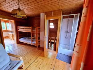 um quarto com um beliche num camarote em Alpine hut in St Lorenzen ob Murau Styria 