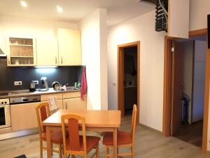 a kitchen and dining room with a wooden table and chairs at CasaSanPaulo2 in Montijo