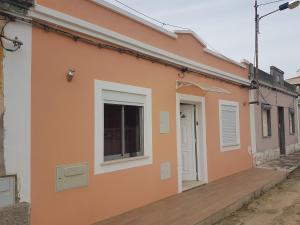 un bâtiment avec une porte et une fenêtre dans l'établissement CasaSanPaulo2, à Montijo