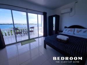 Esperanza的住宿－Clifftop Home with Amazing View，一间卧室配有一张床,享有水景