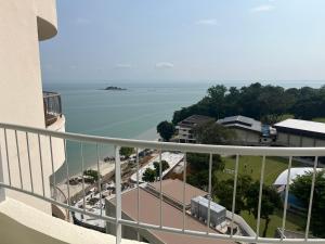 Paradise by the Sea in Penang by Veron at Rainbow Paradise في تانجونغ بونغاه: بلكونة مبنى مطلة على الماء