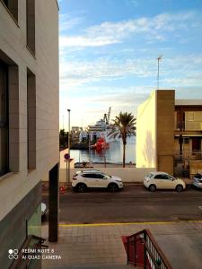 zwei Autos auf einem Parkplatz neben einem Kreuzfahrtschiff geparkt in der Unterkunft cozy flat in Puerto del Rosario