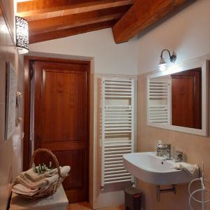 een badkamer met een wastafel en een spiegel bij Cottage La Dolce Agogia Panicale in Panicale