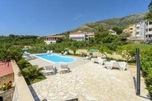 Bazén v ubytovaní Guest House Villa Bellevue alebo v jeho blízkosti