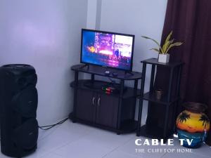Telewizor siedzący na stojaku w pokoju w obiekcie Clifftop Home with Amazing View w mieście Esperanza
