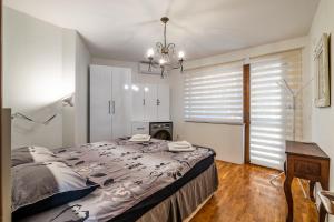 Giường trong phòng chung tại Roman Thermae 2bdrm Sunny Apartment