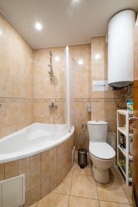 e bagno con servizi igienici e vasca. di Roman Thermae 2bdrm Sunny Apartment a Varna