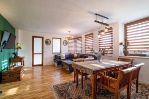 Khu vực ghế ngồi tại Roman Thermae 2bdrm Sunny Apartment