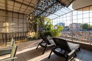 balcone con sedie e finestra con piante di Roman Thermae 2bdrm Sunny Apartment a Varna