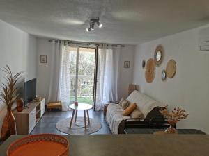 uma sala de estar com um sofá e uma mesa em Coquillages et Crustacés em Saint-Aygulf