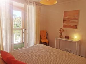 聖艾格夫的住宿－Coquillages et Crustacés，一间卧室设有一张床和一个窗口
