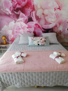 een slaapkamer met een bed met een roze bloemenmuur bij Gîte et Chambre d'hôte Entre Tilleul et Agrumes in Vinassan