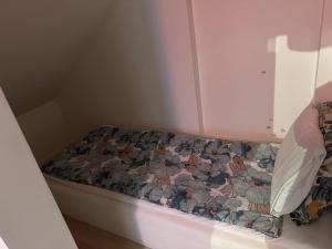 Postel nebo postele na pokoji v ubytování Small 2 room Apartment in Sollentuna