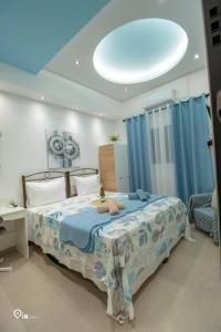 1 dormitorio con 1 cama grande y cortinas azules en 'The Aqua'House Project In Athens, en Atenas