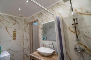 y baño con lavabo y ducha. en 'The Aqua'House Project In Athens, en Atenas