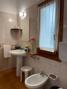 ein Badezimmer mit einem Waschbecken, einem WC und einem Spiegel in der Unterkunft Pantalica Ranch Agriturismo Siciliano in Sortino