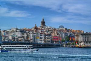 Vista sulla città dall'acqua con barca di Hotel Martin a Istanbul
