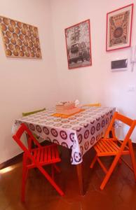 - une table avec deux chaises et un chiffon de table dans l'établissement Casetta del Quadraro, à Rome