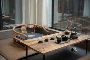 una mesa de café de madera con tazas encima en 雾里观阵山 Foggy Valley, en Zhangjiajie