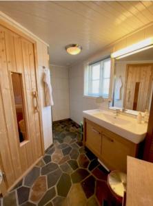 Koupelna v ubytování Exclusive and genuine in Lofoten- SAUNA included
