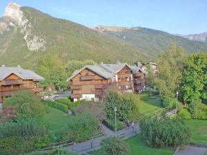 a resort in the mountains with a mountain at Studio Samoëns, 2 pièces, 5 personnes - FR-1-629-20 in Samoëns