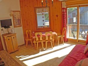 a dining room with a table and chairs and a television at Appartement Samoëns, 2 pièces, 5 personnes - FR-1-629-68 in Samoëns