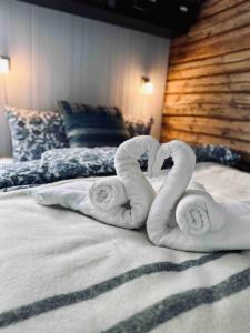 Un pat sau paturi într-o cameră la Exclusive and genuine in Lofoten- SAUNA included