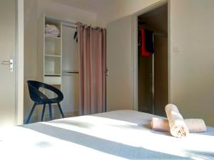 Voodi või voodid majutusasutuse Le Parc Jean Édouard - Spa avec jacuzzi privé - Superbe villa 4 chambres - 9 couchages - 6 lits - Poêle - Parking - Climatisation réversible- Terrasse ombragée et grand jardin toas