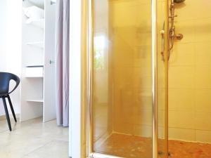 Vannituba majutusasutuses Le Parc Jean Édouard - Spa avec jacuzzi privé - Superbe villa 4 chambres - 9 couchages - 6 lits - Poêle - Parking - Climatisation réversible- Terrasse ombragée et grand jardin