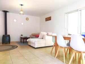 Istumisnurk majutusasutuses Le Parc Jean Édouard - Spa avec jacuzzi privé - Superbe villa 4 chambres - 9 couchages - 6 lits - Poêle - Parking - Climatisation réversible- Terrasse ombragée et grand jardin