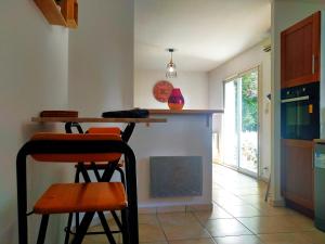 Köök või kööginurk majutusasutuses Le Parc Jean Édouard - Spa avec jacuzzi privé - Superbe villa 4 chambres - 9 couchages - 6 lits - Poêle - Parking - Climatisation réversible- Terrasse ombragée et grand jardin