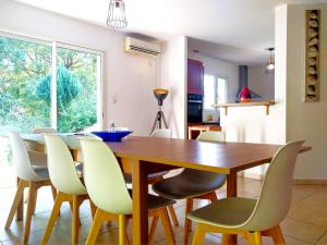 Foto sihtkohas Montech asuva majutusasutuse Le Parc Jean Édouard - Spa avec jacuzzi privé - Superbe villa 4 chambres - 9 couchages - 6 lits - Poêle - Parking - Climatisation réversible- Terrasse ombragée et grand jardin galeriist