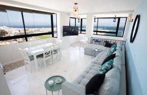 - un salon avec un canapé et une table dans l'établissement SAMYAflat, à Tanger