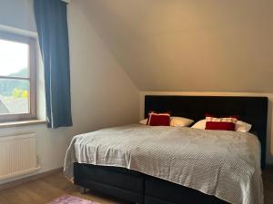 Giường trong phòng chung tại HILLSIDE HOME in the heart of Tamsweg, perfect retreat for a cozy stay in the Valley