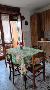 cocina con mesa y sillas en Oasi verde Susa città, en Susa