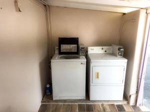 een kleine wasruimte met een wasmachine en droger bij 2 Q Apt W Shared Pool 10 Min Clearwater Beach 4 in Clearwater
