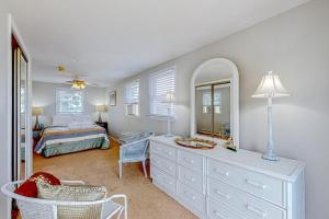 1 dormitorio con 1 cama y vestidor con espejo en Sunset Cove Hideaway, en Wareham