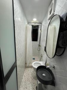 La petite salle de bains est pourvue de toilettes et d'un lavabo. dans l'établissement A'moss Farmstay, à Cameron Highlands