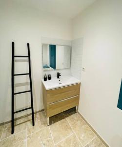 een badkamer met een wastafel en een ladder erin bij L'Escapade Nîmoise - climatisation in Nîmes