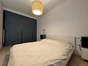 1 dormitorio con 1 cama grande y TV en Appartamento Getaway Ledro, en Ledro
