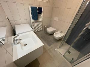 レードロにあるAppartamento Getaway Ledroのバスルーム(トイレ、洗面台、シャワー付)