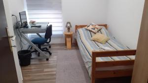 Tempat tidur dalam kamar di Berta Apartman