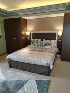 ジュヴィニャックにあるSuite Deluxe vue sur Golfのベッドルーム1室(大型ベッド1台、枕2つ付)