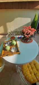 einen Tisch mit einer Blumenvase drauf in der Unterkunft Casa vacanze Il Portoncino in Ercolano