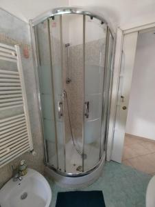 La salle de bains est pourvue d'une douche et d'un lavabo. dans l'établissement La Casetta Azzurra, à Rome