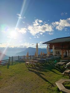 un groupe de tables et de parasols au sommet d'une montagne dans l'établissement Die Acherberg Alm, à Oetz